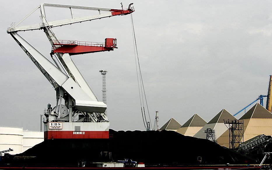 Steenkool in de haven van Rotterdam. beeld ANP, Rick Nederstigt