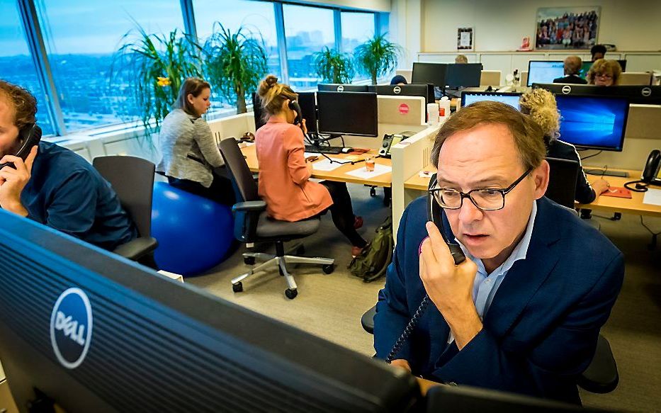 Oud-minister Ab Klink is te gast in het actiecentrum van Verpleegkundigen & Verzorgenden Nederland (V&VN) tijdens de actiedag voor meer armslag en minder administratieve druk in de zorg. beeld ANP