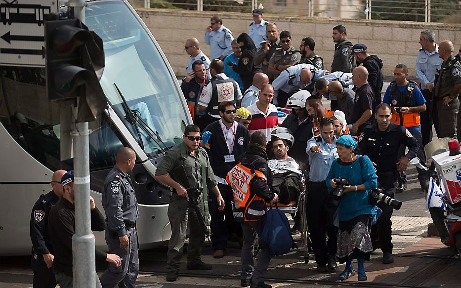 De Israelische bewaker die gestoken werd door Palestijnse tieners, wordt naar het ziekenhuis gebracht. Beeld EPA