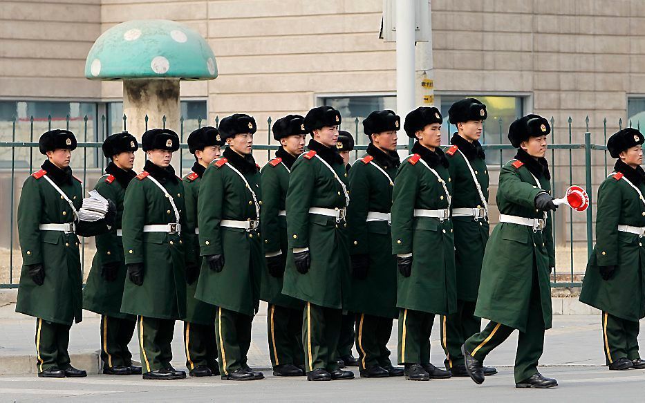 Chinese militairen bij de Amerikaanse ambassade in Peking. Foto EPA