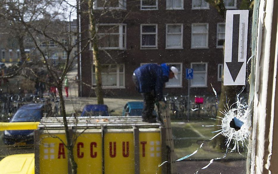 Door rondvliegende kogels werd een 15-jarige jongen die in zijn huis achter de computer zat, lichtgewond.  Foto ANP