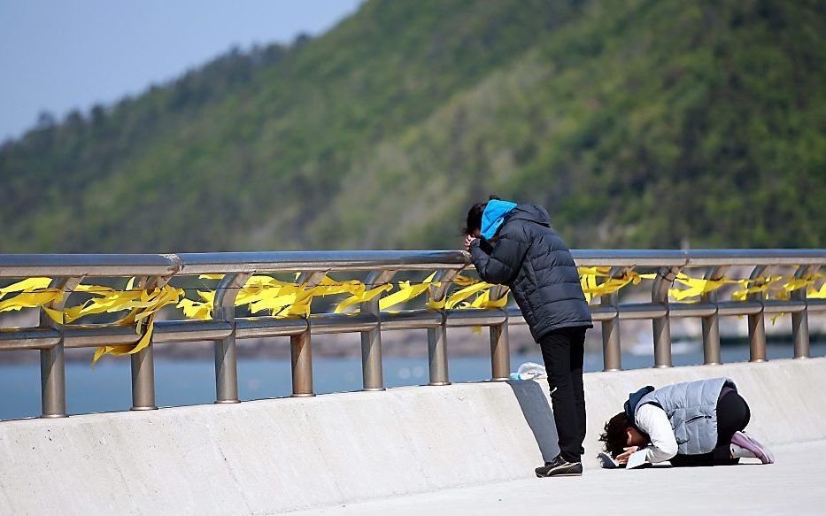 PAENGMOK. Familieleden van de omgekomen of vermiste passagiers van de Zuid-koreaanse veerboot Sewol, herdenken hun geliefden in de havenplaats Paengmok op het eiland Jindo. beeld EPA