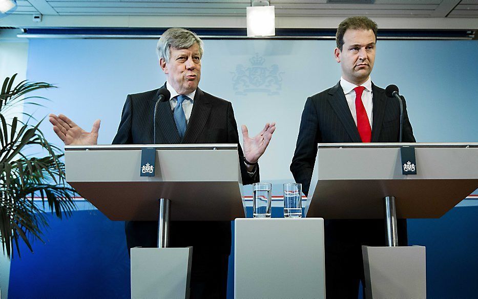 De Kamer debatteerde donderdag met de minister Opstelten (Veiligheid) (l.) en Asscher (Sociale Zaken) over hun vorige week vrijdag gepresenteerde maatregelen tegen jihadisme. beeld ANP