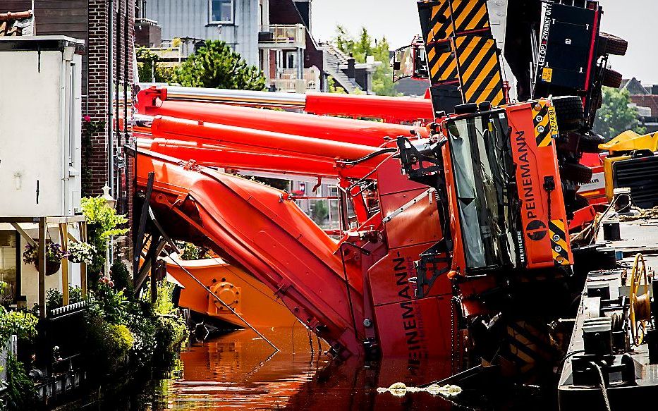 De ravage in Alphen aan den Rijn na het omslaan van twee kranen en een brugdek. beeld ANP