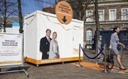 PvdA-Kamerlid Yücel verlaat de Dromenkast op het Plein in Den Haag. Het project uit 2013 was bedoeld om mensen aan te moedigen hun droom voor Nederland te delen. beeld ANP