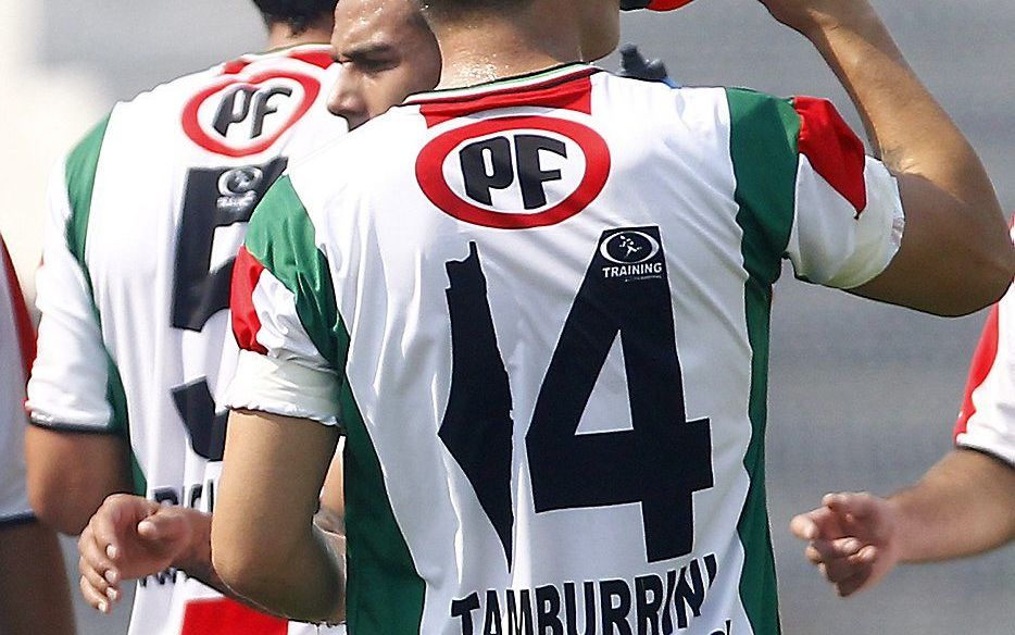 Het shirt van de club Palestino, met het nummer een in de vorm van Israël en de bezette gebieden. beeld AFP