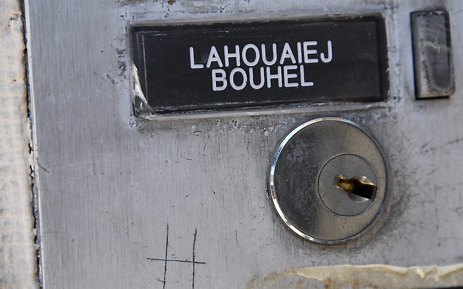 Naambordje bij bel appartement Mohamed Bouhlel in Nice. beeld AFP, Anne-Christine Poujoulat