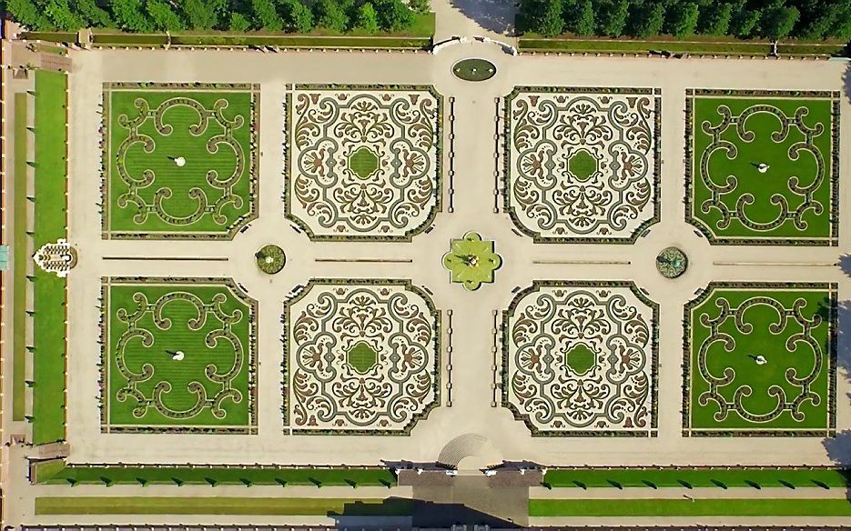 De tuinen van Paleis het Loo, vastgelegd door een drone. beeld uit video YouTube