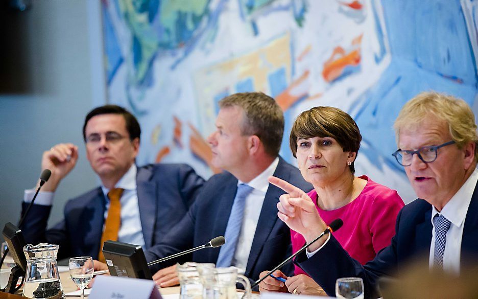 (v.l.n.r.) Cees Oudshoorn (VNO-NCW), Guido Landheer (Ministerie van Buitenlandse Zaken) minister Lilianne Ploumen (Buitenlandse Handel) en Hans de Boer (VNO-NCW) tijdens een overleg tussen kabinet en bedrijfsleven over de gevolgen van een brexit. beeld AN