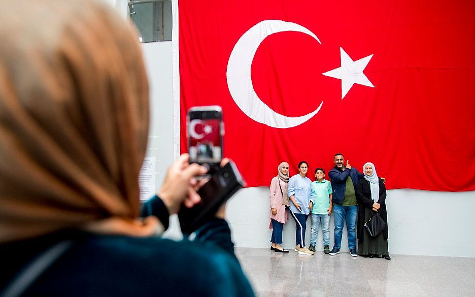 Turkse Nederlanders brengen in 2018 hun stem uit voor de president en het parlement van Turkije. beeld ANP