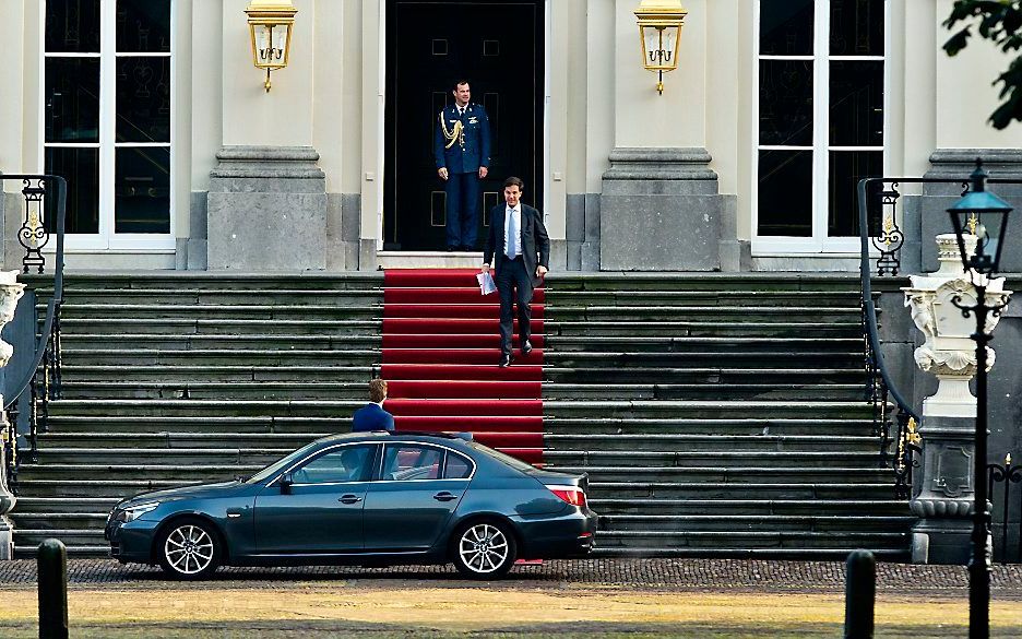 VVD-leider Rutte verlaat paleis Huis ten Bosch na een bezoek aan koningin Beatrix, 22 oktober 2012. Foto ANP