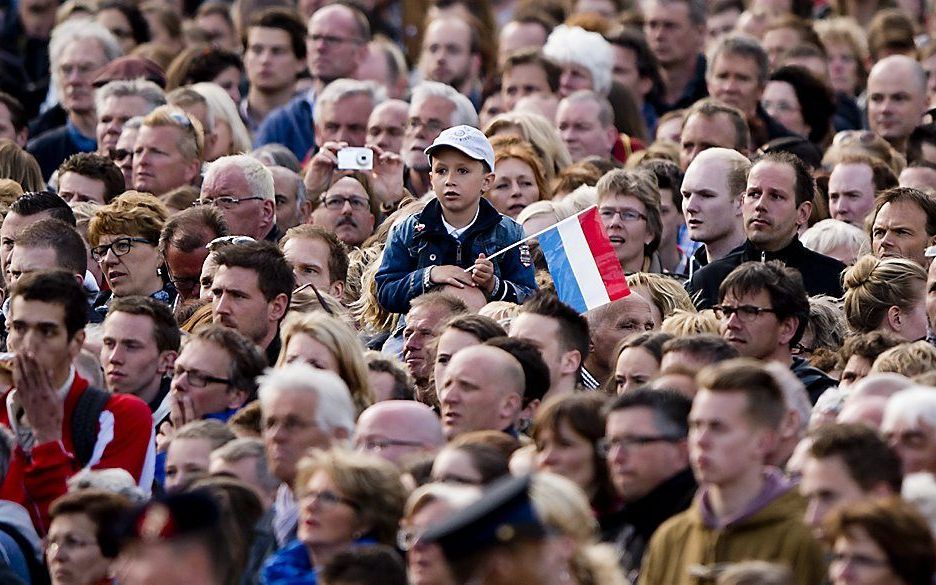 Publiek op de Dam, voorafgaand aan de nationale herdenking. Tijdens de herdenking zijn onder meer koning Willem-Alexander en koningin Máxima aanwezig. beeld ANP