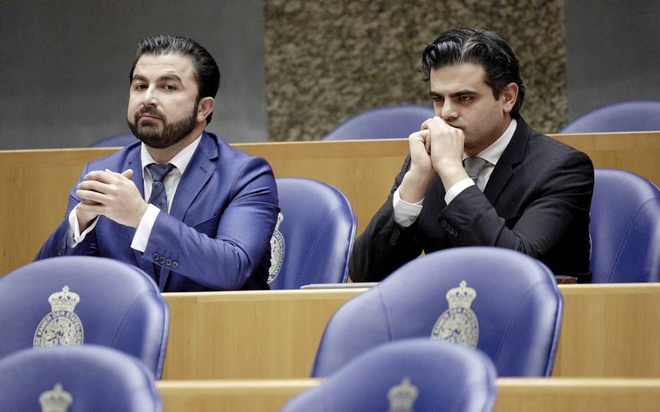 „Dat iemand in Nederland geboren en getogen is en een Nederlands paspoort heeft, vormt duidelijk geen garantie dat hij ook als volwaardig Nederlander gezien wordt.” Foto: De twee gevallen PvdA’ers Kuzu en Öztürk. beeld ANP