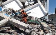 Reddingwerkers zoeken in Palu naar overlevenden van de aardbeving. beeld EPA