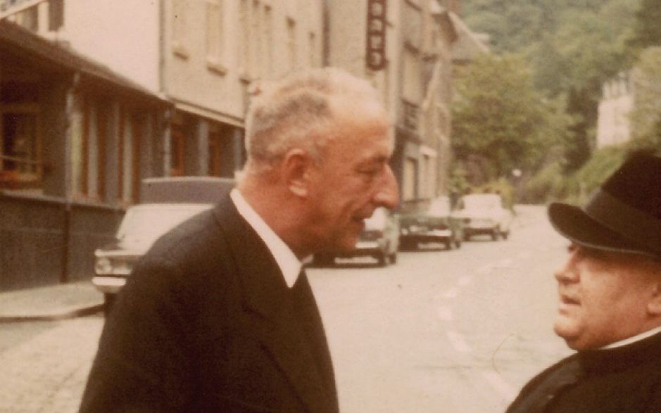 Ds. Doornenbal bij een ontmoeting met een pastoor in Clairveaux. De foto staat op de cover van het boek 'Als je eenmaal hebt liefgehad' van Bart Jan Spruyt. beeld Lulof Dalhuisen