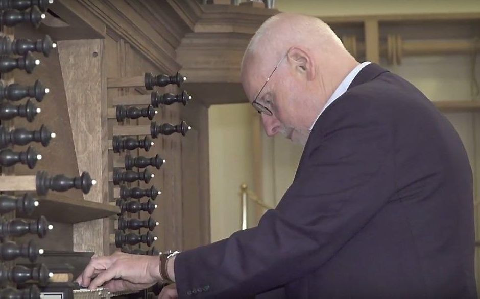 Ton Koopman achter het gereconstrueerde Schnitgerorgel. beeld YouTube