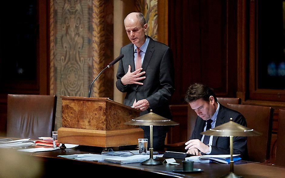 Minister van Wonen Stef Blok en staatssecretaris van Financien Frans Weekers tijdens het debat in de Eerste Kamer over de woningmarkt. beeld ANP