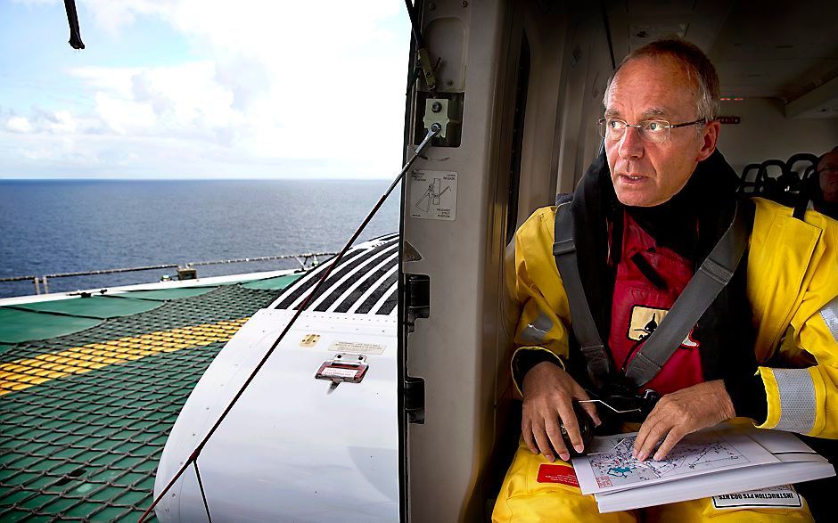 Minister Henk Kamp van Economische Zaken in een helikopter bij een booreiland op de Noordzee. Beeld ANP