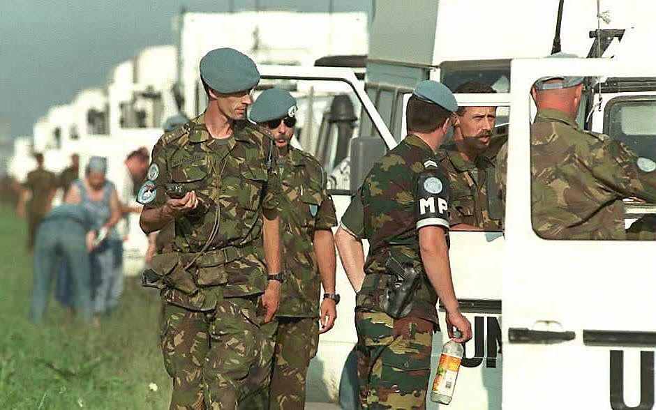 De Nederlandse oud-minister Joris Voorhoeve van Defensie heeft luchtsteun voor Nederlandse militairen tegengehouden op de dag dat moslimenclave Srebrenica viel in 1995. Dat heeft oud-luchtmachtofficier Bart Wagenaar verteld tegen De Telegraaf. Wagenaar ma