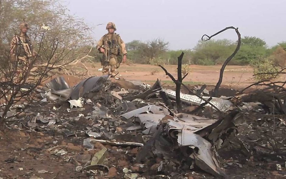 GOSSI. Brokstukken van vlucht AH5017 van Air Algérie, in het noorden van Mali. Het toestel met 118 mensen aan boord stortte donderdag neer. Het was de derde vliegramp deze week. beeld EPA