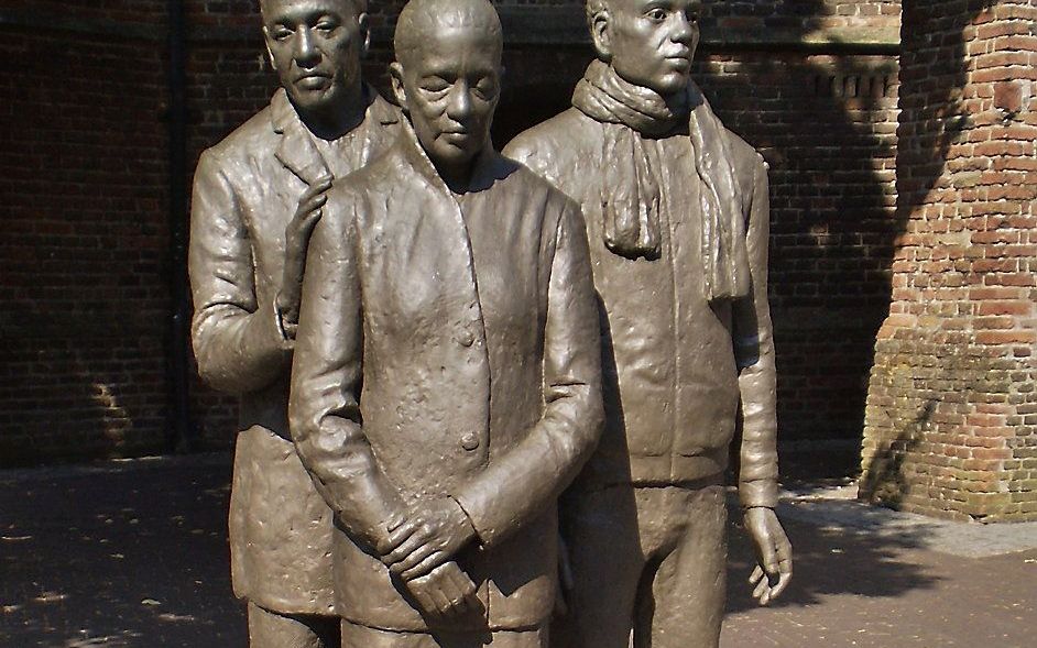 ”Moeder, zoon, kleinzoon” van Lotta Blokker op het plein bij de Oude Kerk in Barneveld. beeld Wikipedia, Tulp8