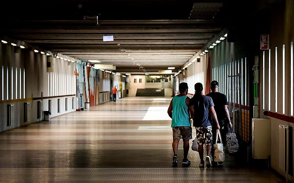 Asielzoekers moeten sneller aan werk geholpen worden, vindt de SER. Foto: azc Amsterdam. beeld ANP, Koen van Weel