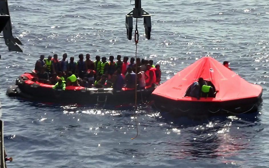 Reddingsoperatie na het omslaan van een boot met vluchtelingen, woensdag. Beeld EPA