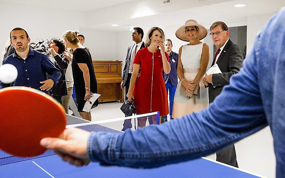 Koningin Máxima heeft woensdagmiddag in Laren het Papageno Huis geopend. In het Papageno Huis leren jongeren met autisme om zelfstandig te wonen en nemen ze deel aan werkervaringsprogramma’s en dagbesteding. beeld ANP