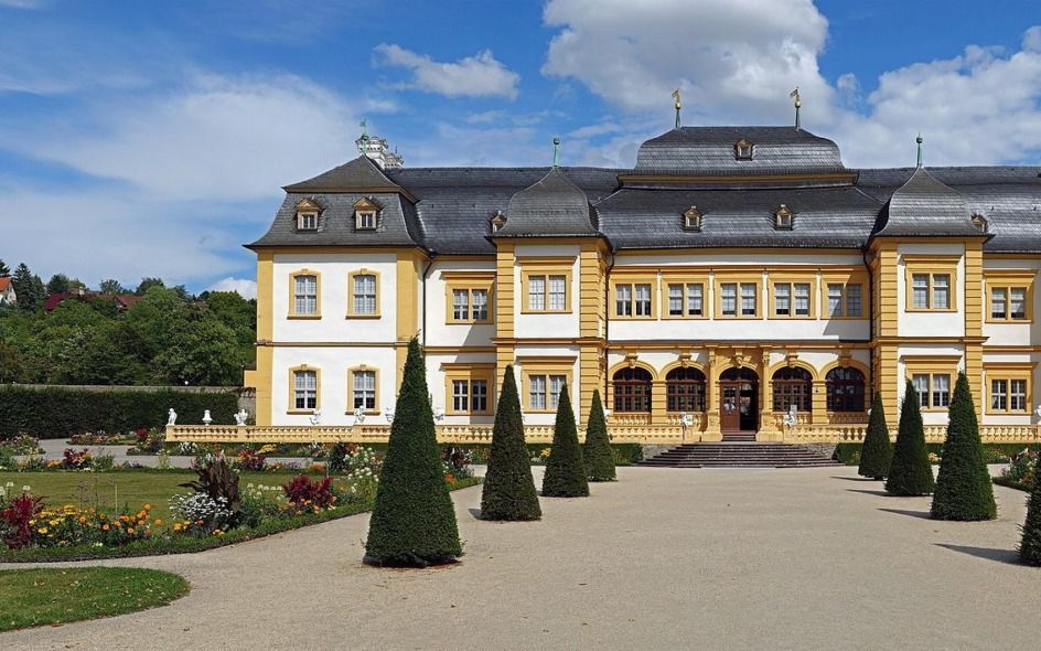 Pakweg 600 Nederlandse en Duitse troepen treden donderdag aan op het plein bij Schloss Veitshöchheim in Zuid-Duitsland. beeld WIkipedia