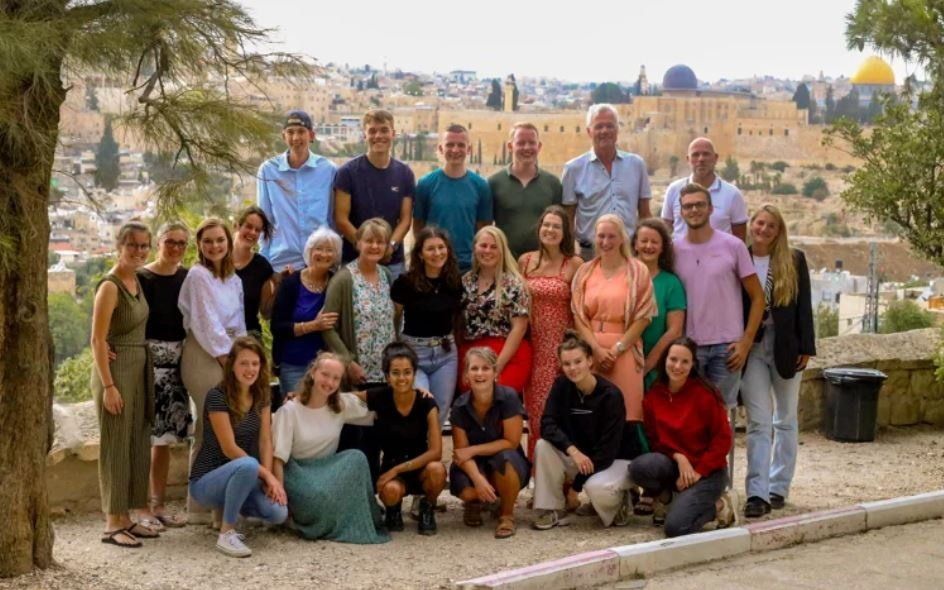 De overheid geeft gehoor aan oproepen van de Christelijke Hogeschool Ede en Driestar-Wartburg om hun studenten, scholieren en docenten terug uit Israël te halen. Foto: CHE’ers in Jeruzalem. beeld CHE