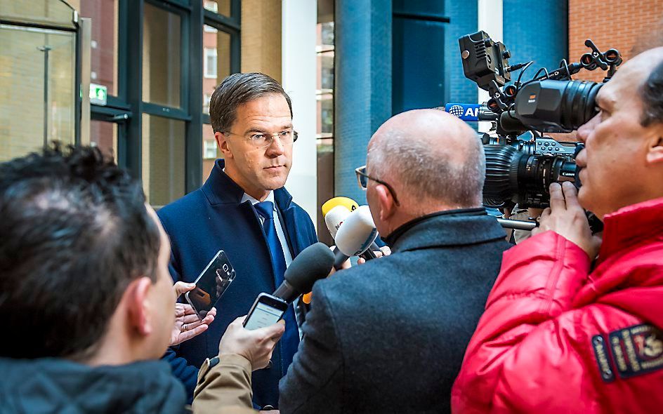 Minister President Mark Rutte reageert op de ophef over Halbe Zijlstra bij aankomst voor het wekelijkse coalitieoverleg op het ministerie VWS. Minister Halbe Zijlstra van Buitenlandse Zaken ligt onder vuur omdat hij gelogen heeft over een gesprek met de R