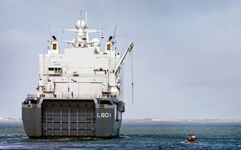 Het amfibische transportschip Hr.Ms. Johan de Witt. Foto ANP