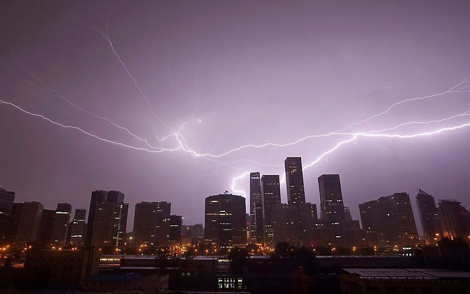 Overstromingen als gevolg van zware regenval hebben in het zuiden en oosten van China zeker 24 mensen het leven gekost. Foto EPA