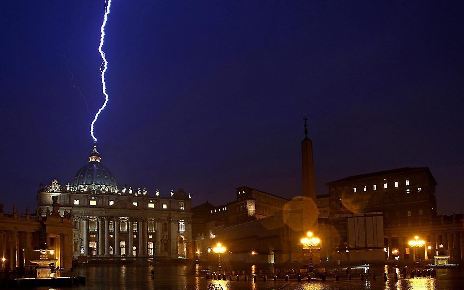 Bliksem boven de St. Pieter in Vaticaanstad op de dag dat paus Benedictus XVI aankondigde dat hij gaat vertrekken. Foto EPA