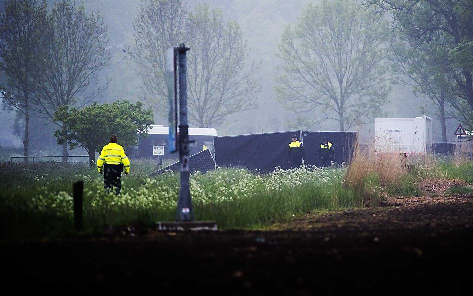 De politie heeft de vindplaats afgezet met schermen, een dag na de vondst van de lichamen van Ruben en Julian. Foto ANP