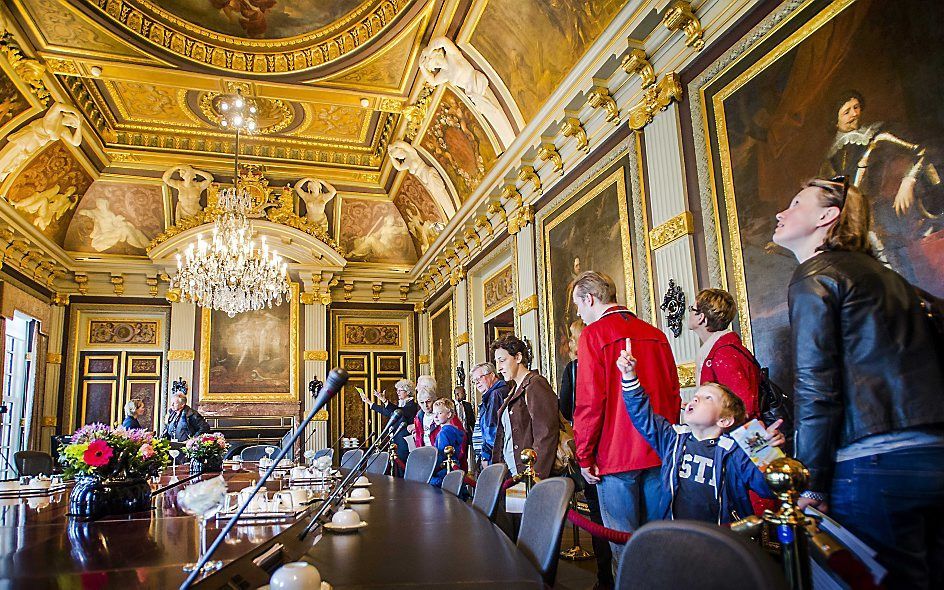 Bezoekers bekijken de fraai gedecoreerde Treveszaal op het Binnenhof, waar normaal de ministerraad wordt gehouden.  Foto ANP