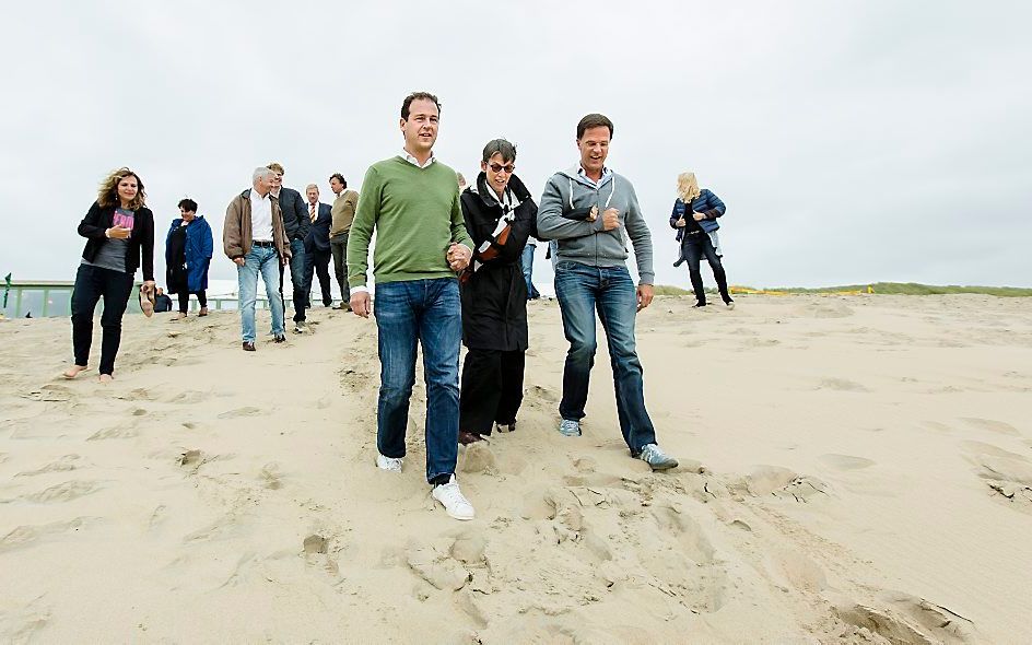 Het kabinet dinsdag op het strand van Wassenaar tijdens een 'heidag'. Beeld ANP