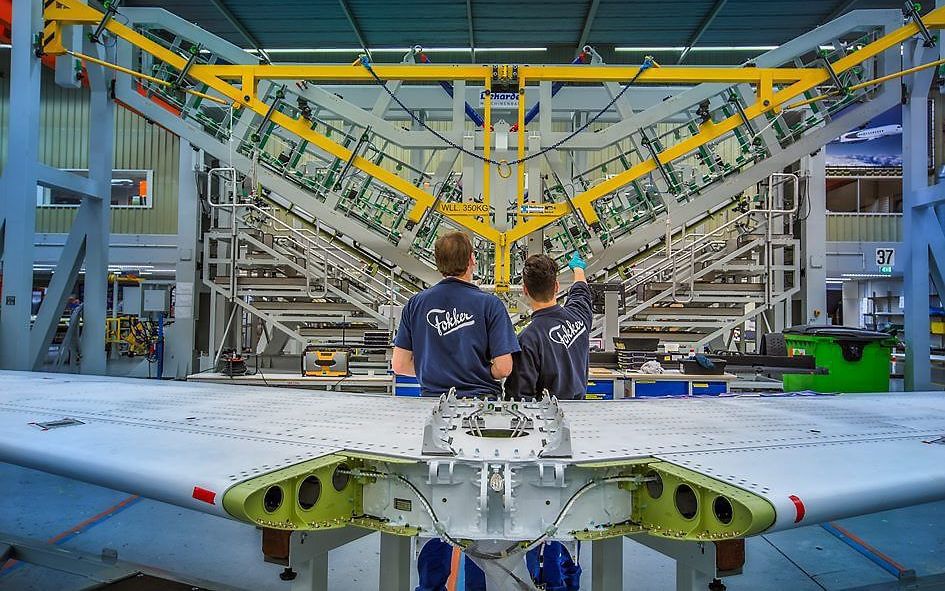 Medewerkers van Fokker aan het werk. GKN, het moederbedrijf van Fokker, wordt overgenomen door investeerder Melrose. beeld EPA/GKN