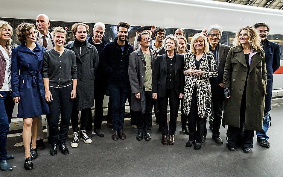 Schrijvers poseren samen met minister Jet Bussemaker van Onderwijs, Cultuur en Wetenschap, voor een groepsfoto op Amsterdam Centraal voorafgaand aan het vertrek van een speciale schrijverstrein naar de Frankfurter Buchmesse. beeld ANP, Remko de Waal