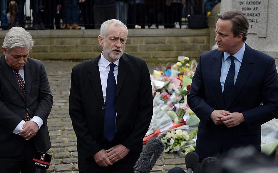 Labour-leider Jeremy Corbyn (M) en de Britse premier David Cameron (R). Links parlementsvoorzitter John Bercow. beeld AFP