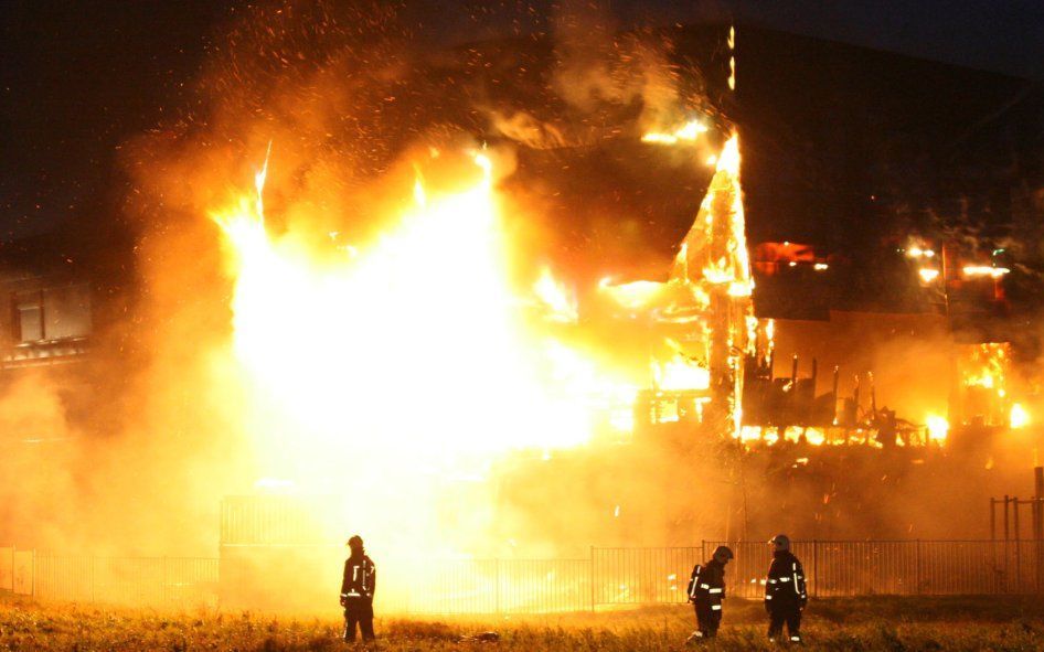 Circa duizend basisschoolleerlingen in Groningen krijgen deze week geen onderwijs omdat hun school zaterdagmorgen is verwoest door een grote brand.  Foto ANP