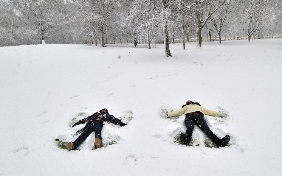 Britse jongeren vermaken zich in de sneeuw. Foto EPA