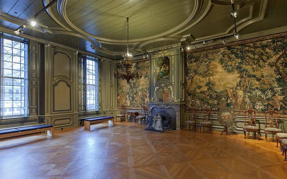 De gerestaureerde Tapijtenzaal in het Dordtse Huis van Gijn wordt woensdag door Prof. mr. Pieter van Vollenhoven geopend. Foto Huis van Gijn