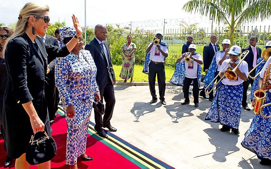 Koningin Maxima (L) en de First Lady Mama Salma Kikwete (2e L), tijdens de welkomstceremonie bij haar aankomst op het Dar Es Salaam International Airport in Tanzania. De koningin, speciaal vertegenwoordiger van de VN, brengt een bezoek aan het Afrikaanse 