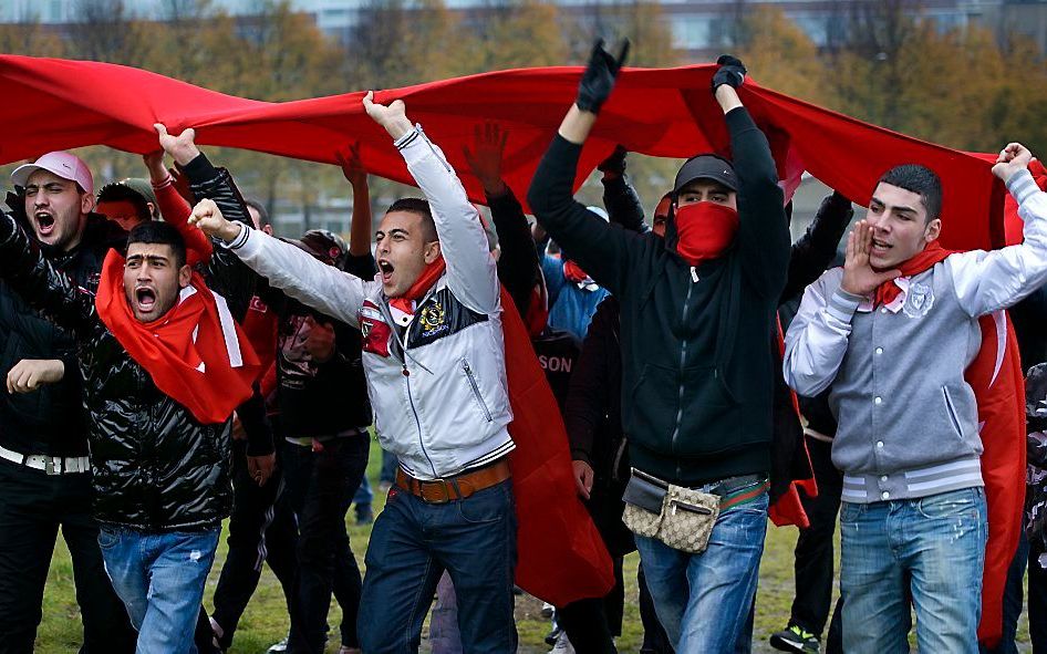 Turkse jongeren tijdens een pro-Turkse manifestatie in Den Haag. Beeld ANP