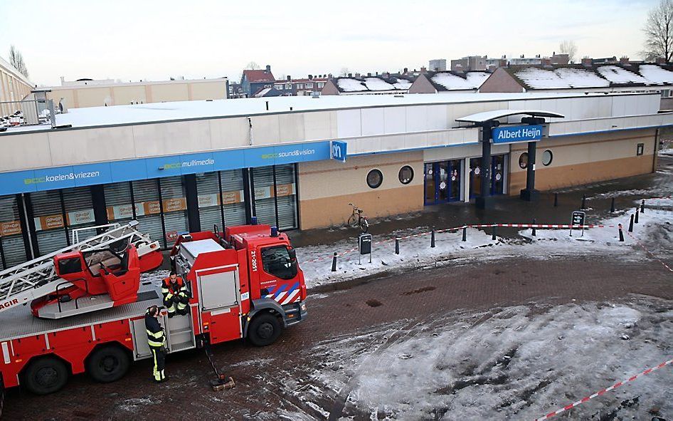 Een filiaal van Albert Heijn in Den Bosch is maandagmiddag ontruimd, omdat het dak was doorgebogen. In het weekeinde was een dik pak sneeuw op het dak gevallen. beeld ANP