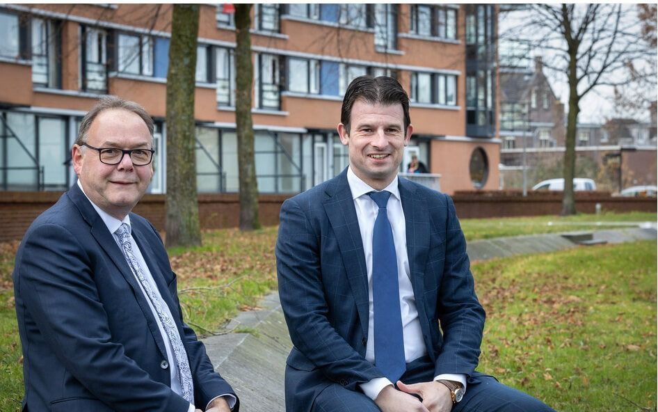 De Apeldoornse SGP-raadsleden Henk van den Berge (l.) en Jan Kloosterman. beeld SGP Apeldoorn