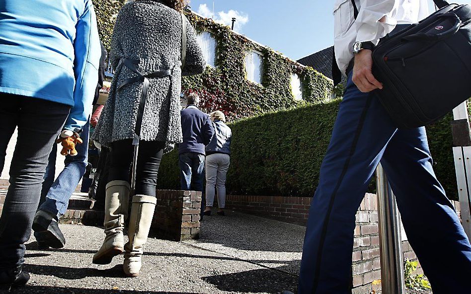 Inwoners van Haren komen op uitnodiging van burgemeester Rob Bats bijeen bij buurtcentrum 't Gorechthuis om na te praten over de rellen in het Groningse dorp. Foto ANP