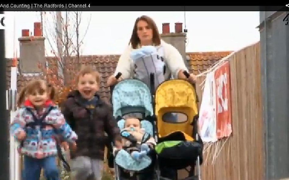 Sue Radford met vier van haar zestien kinderen. YouTube-beeld. Foto RD