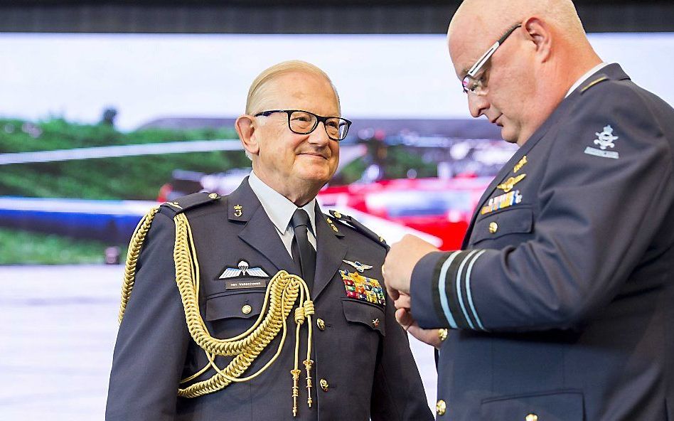 Prof. mr. Pieter van Vollenhoven (L) krijgt uit handen van generaal Alexander Schnitger een onderscheiding uitgereikt tijdens de viering van 50 jaar gebruik van de Alouette III helikopter door de Koninklijke Luchtmacht. beeld ANP